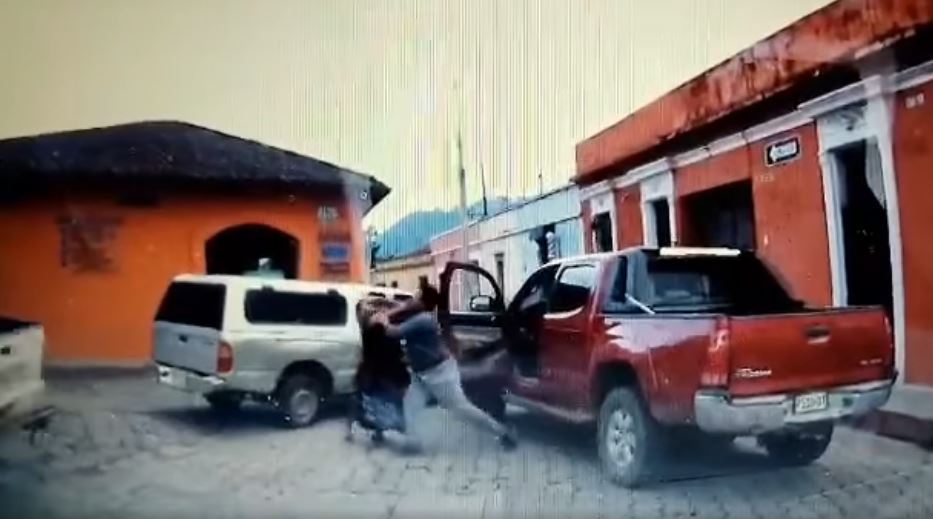 Video: Graban agresión de un hombre contra una mujer en Xela por derecho de vía en una calle