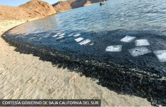 El agua de Balandra, la “playa más bonita de México” que pasó del turquesa a negro