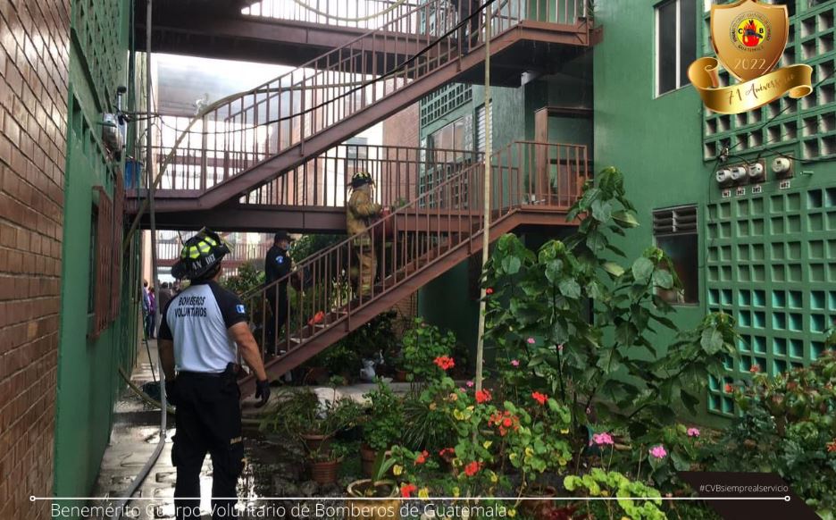 Socorristas reportan al menos siete muertos, entre ellos cuatro menores, por incendio en edificio de Mixco