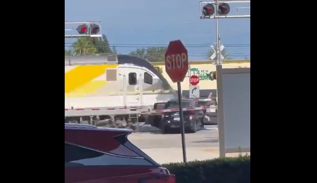 Imágenes: cámara capta el momento en que un tren a toda velocidad embiste a camioneta
