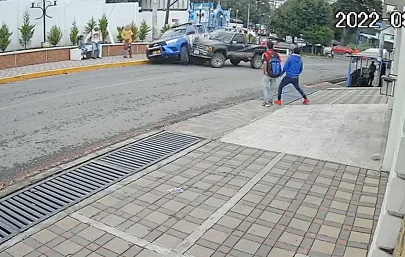 Un picop que se desplazaba a alta velocidad choca contra una patrulla en Quetzaltenango