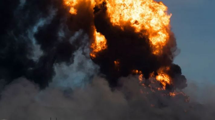 Incendio en Matanzas: por qué no han logrado controlar en 3 días el gigantesco fuego en un depósito de combustible en Cuba y otras claves sobre el desastre