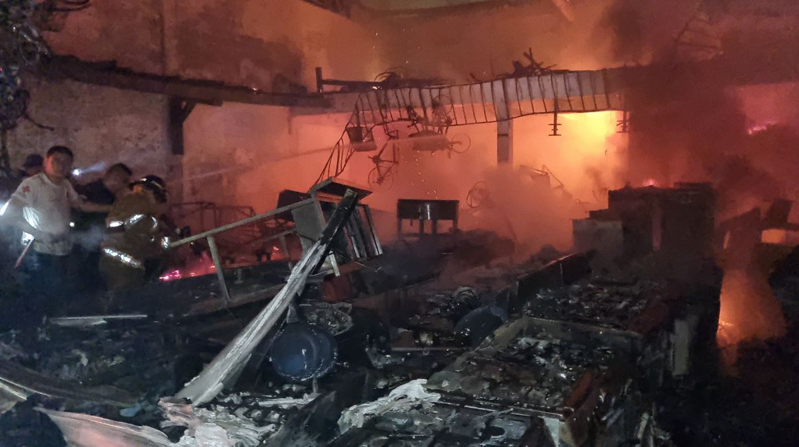 Video: gran incendio consume negocio en Retalhuleu
