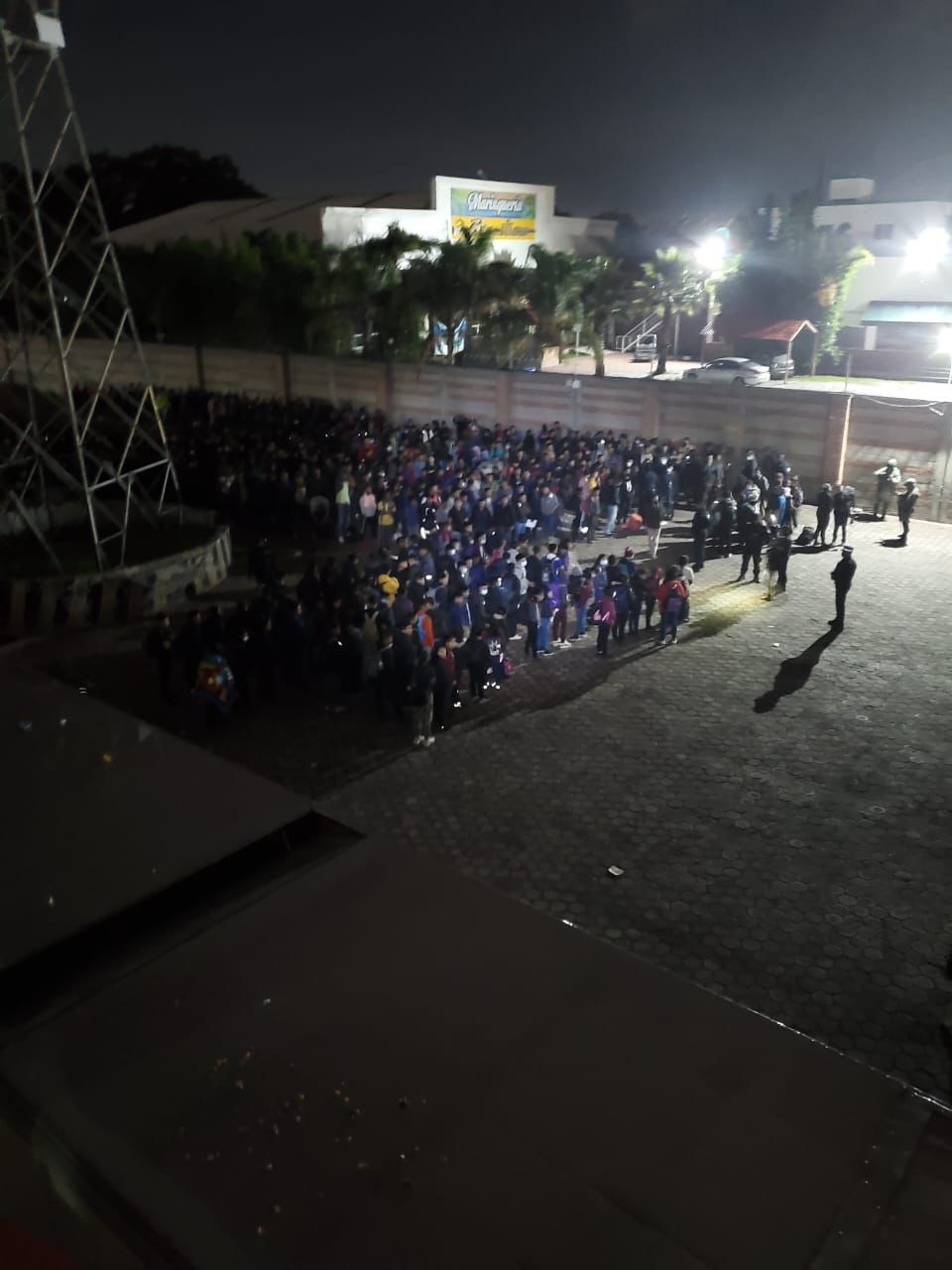 Casi 700 migrantes son encontrados hacinados en un tráiler y en un autobús en México