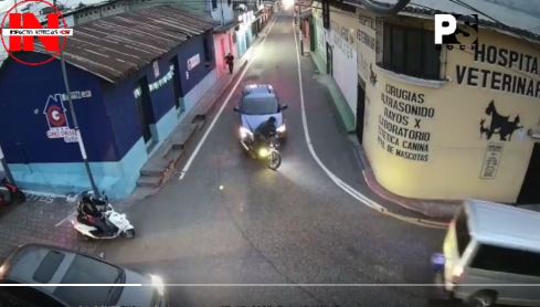 Cámara capta el momento en que un automóvil embiste a un motorista que le intercepta el paso en Ciudad Vieja