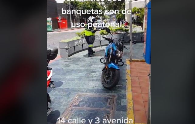 El video de Tik Tok que muestra cómo motoristas son multados y advierte sobre parquearse en la acera