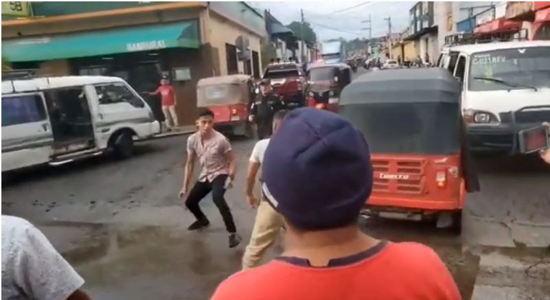Transeúnte capta en video el momento en que piloto y ayudante se van a los golpes en Mazatenango