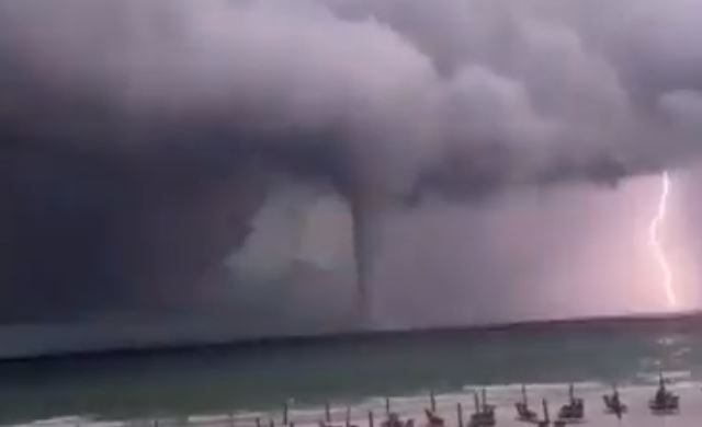 Cámara capta inusual tromba marina que aterrorizó a los residentes de las costas de Florida