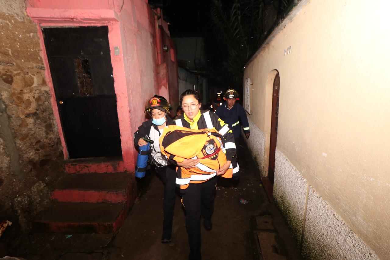 Los 70 minutos de angustia de dos niños de la zona 3 tras quedar soterrados bajo tierra y lodo