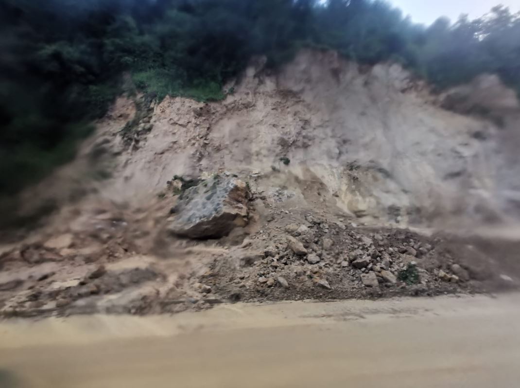Autoridades reportan que en 48 horas ha habido 20 derrumbes entre km 119 y 172 de la ruta Interamericana a Occidente (hay dos que complican el paso)