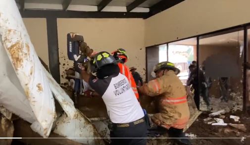 Imágenes: Bomberos rescatan a varios heridos tras derrumbe en locales comerciales de San Pedro Sacatepéquez