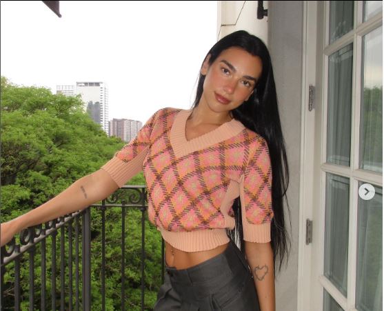 “Puede ser un riesgo para mi seguridad”: Dua Lipa explica la razón por la que pateó el peluche del Dr. Simi