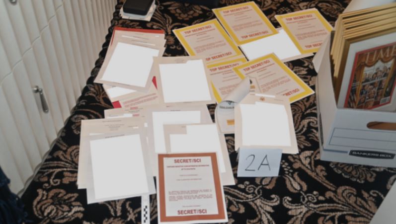 3 cosas que revela la foto de los documentos hallados por el FBI en la residencia de Trump de Mar-a-Lago