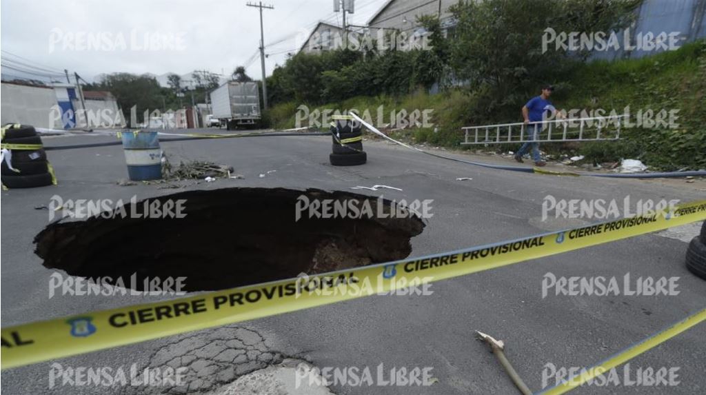 Las imágenes del socavón en plena vía de Mixco debido a las fuertes lluvias