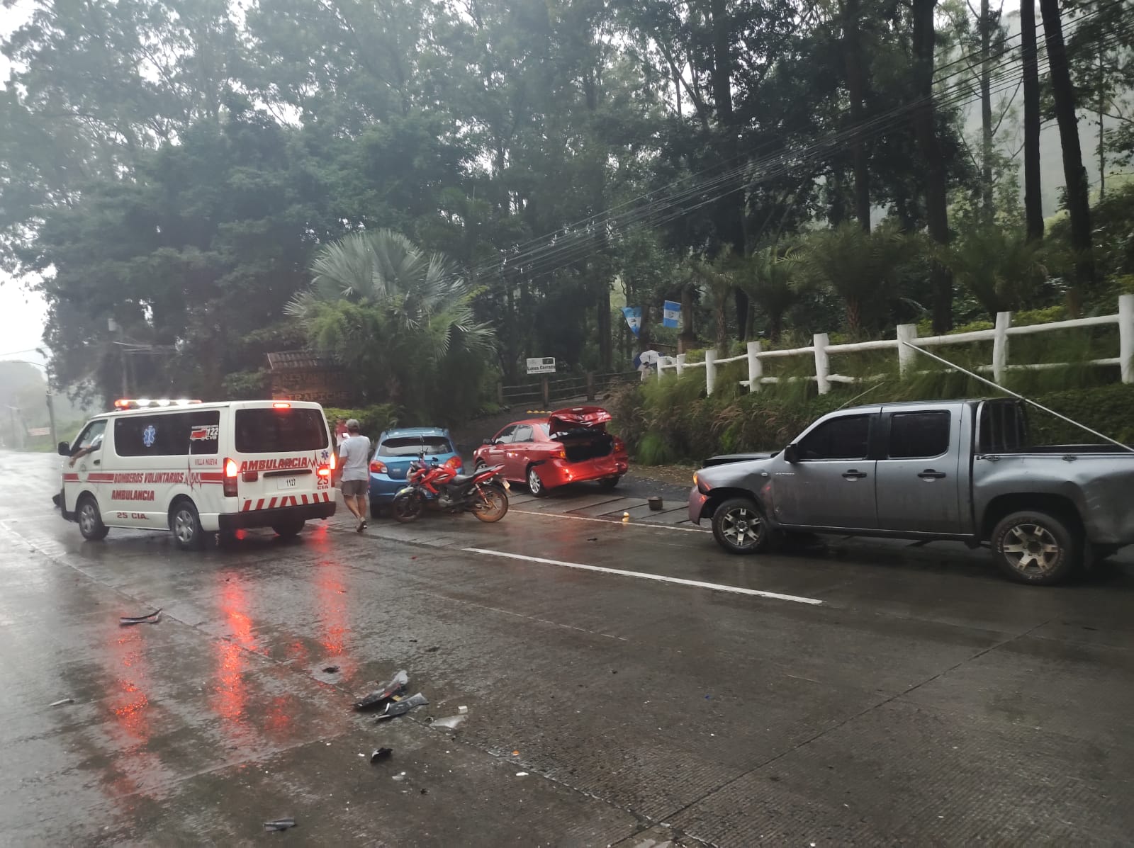 Tráiler se lleva varios vehículos en la bajada de la Villa Lobos, el fuerte accidente se dio en el con dirección a Villa Nueva , donde un tráiler arrasó contra varios vehículos, presuntamente al quedarse sin frenos. 