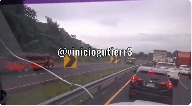 Iba contra la vía: Policía obliga a un bus extraurbano a retroceder porque circulaba en sentido contrario en Suchitepéquez