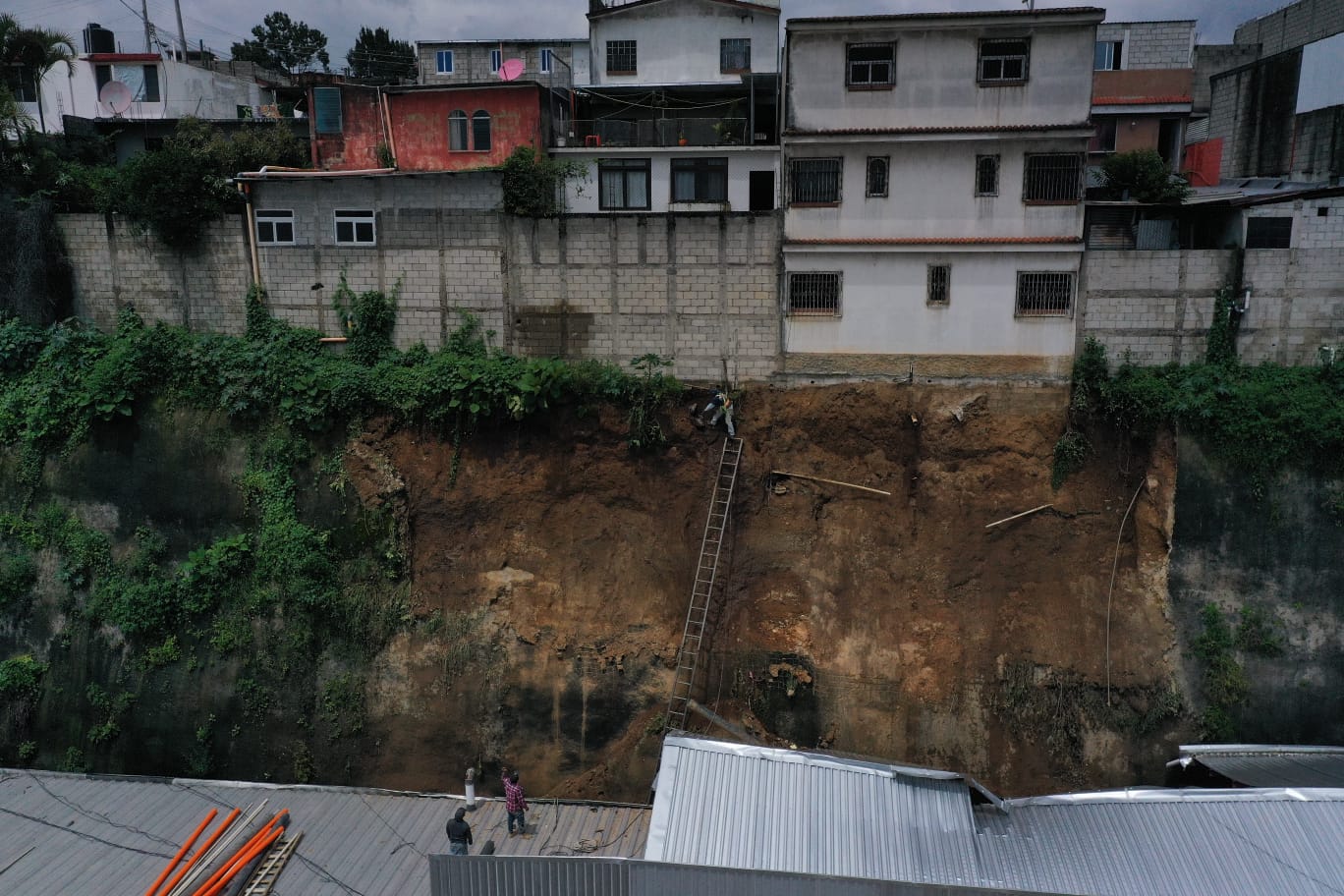 Las imágenes que muestran el daño causado por un deslizamiento en la zona 6 de Mixco y el riesgo que supone para vecinos