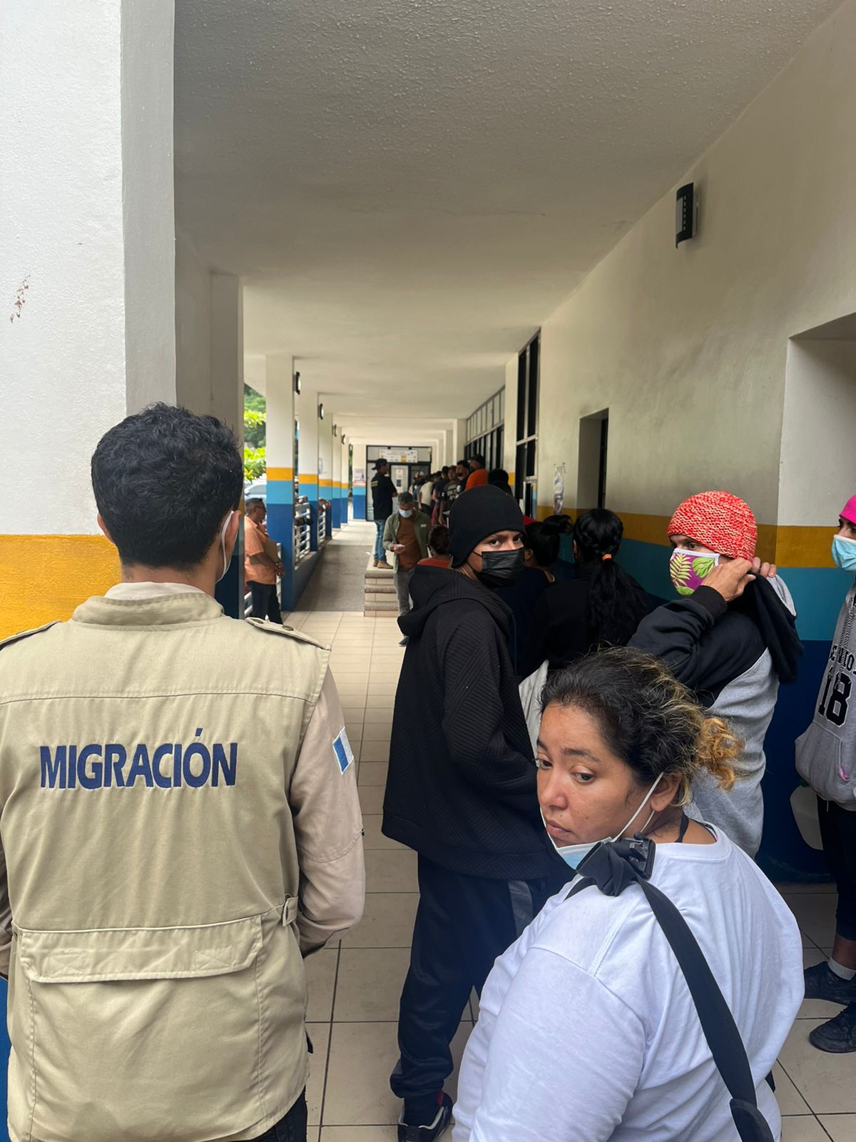 Descalzos y hasta con sangre en los pies: nuevo caravana se congrega en Guatemala en busca del “sueño americano”