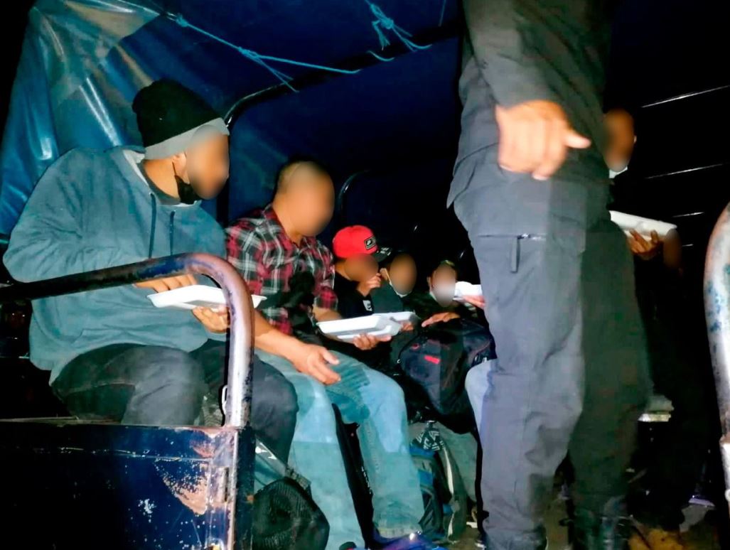 Rescatan a 144 guatemaltecos que viajaban en camión de carga en México, junto a otros centroamericanos