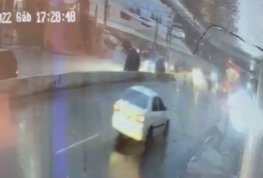 Video: Así cayo el primer vehículo en el socavón en Villa Nueva