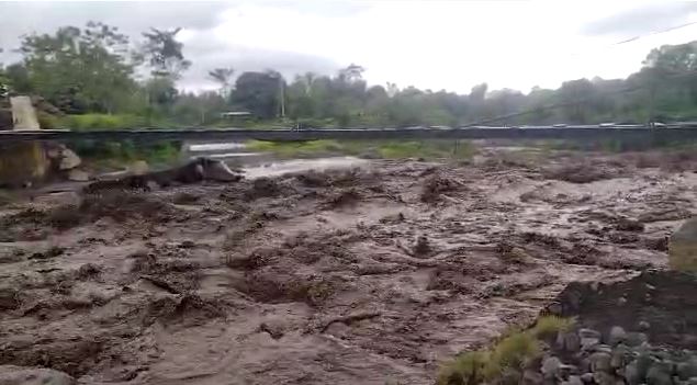 Unas 45 mil personas temen quedar incomunicadas ante la amenaza de destrucción del único puente de acceso