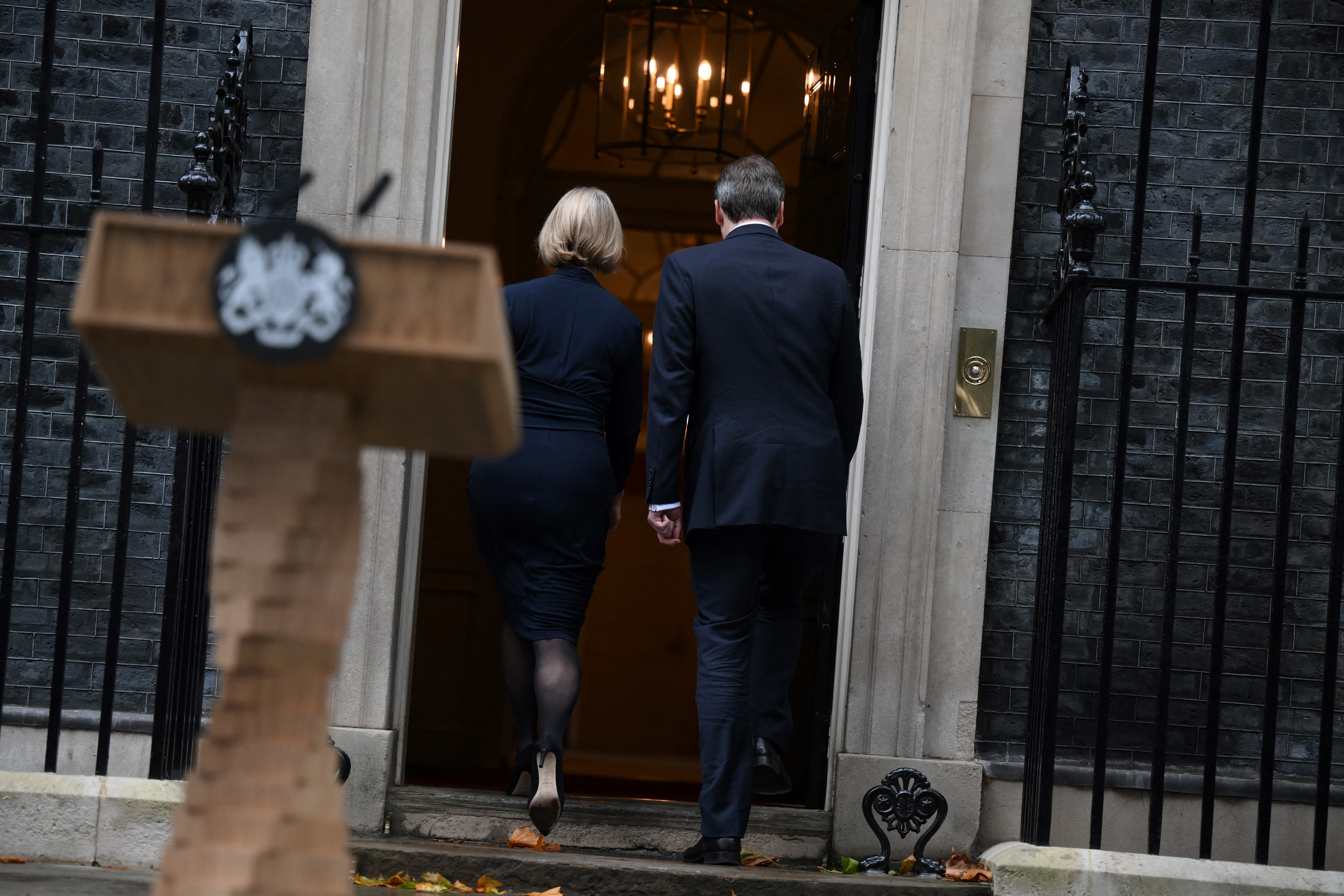 Primera ministra británica dimite acorralada tras seis semanas en el cargo