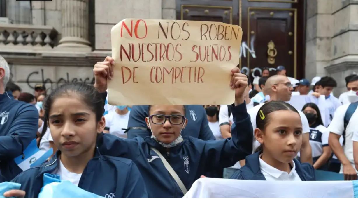 Imágenes: deportistas hacen plantón frente al Congreso por suspensión del Comité Olímpico Internacional