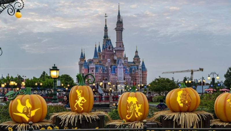 Disney en Shanghái: un grupo de turistas queda encerrado en el parque temático por la política “cero covid” de China