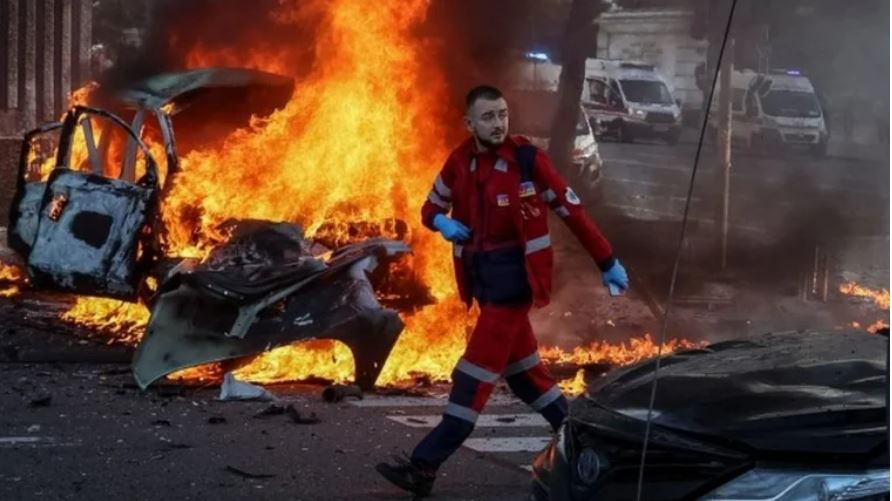 En fotos: los estragos causados por la fuerte ofensiva rusa contra Ucrania tras la destrucción de un puente en Crimea