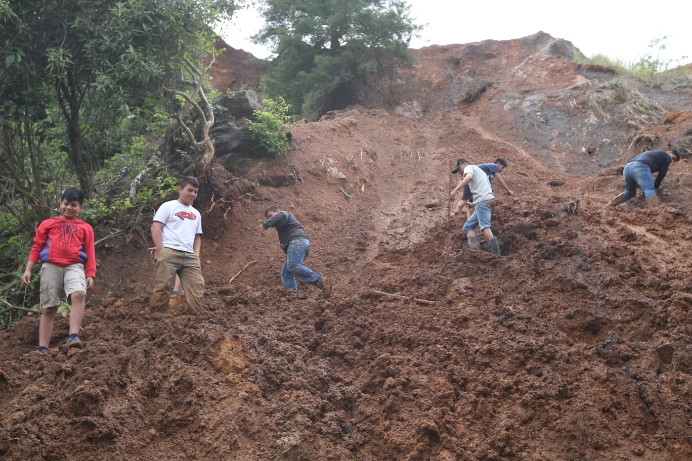 Familias dejan sus hogares por deslave, comuna de Chinautla asegura no tener fondos para trabajos de mitigación