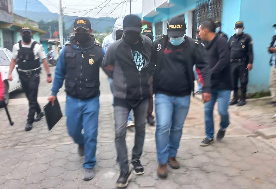 Esto se sabe de dos hombres que habrían apuñalado a un compañero con quien bebían licor y abandonaron su cadáver