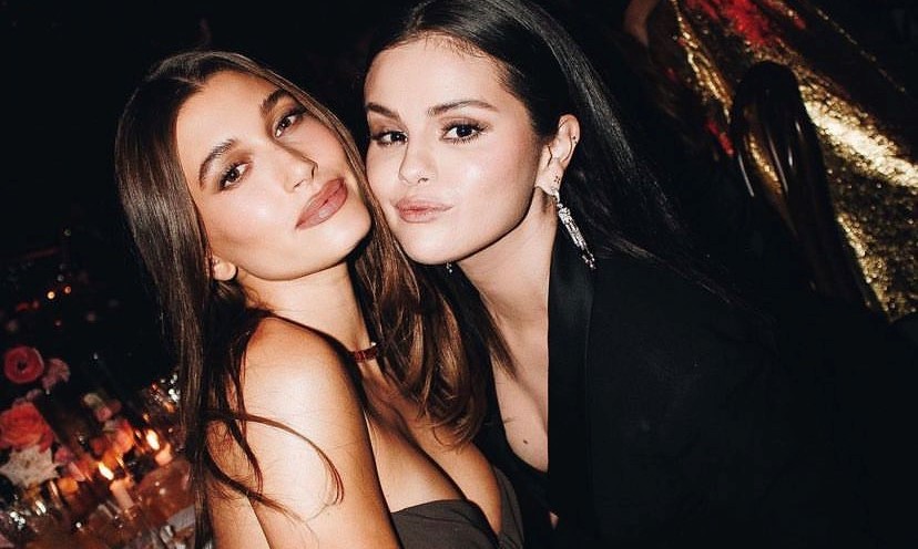 Selena Gomez y Hailey Bieber posan abrazadas en una fotografía