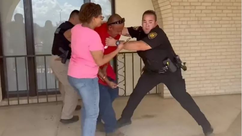 “Ya no confiamos en la policía”: los angustiados padres que irrumpieron en una escuela en EE.UU. ante los rumores de un tiroteo