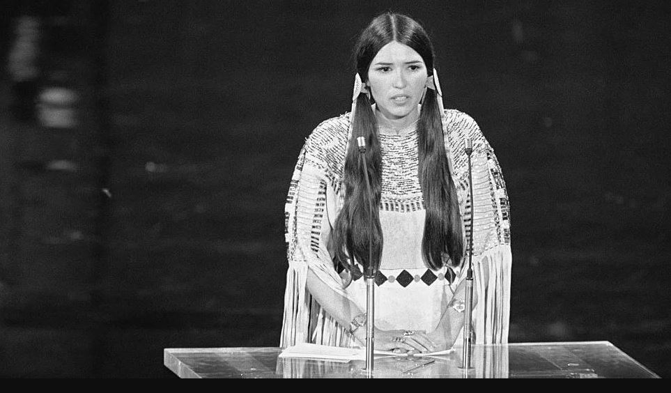 Muere Sacheen Littlefeather, la activista indígena que dio el primer discurso político en los Oscar al rechazar el premio a Marlon Brando
