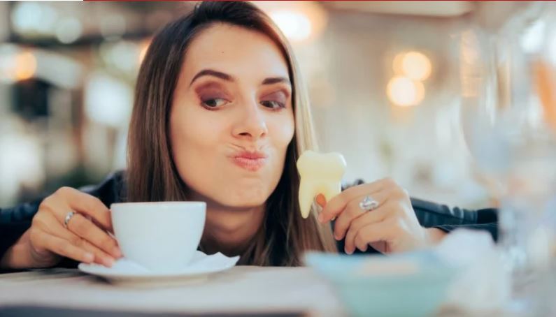 ¿Es mejor lavarse los dientes antes de tomar café o después? (y otros consejos para evitar las manchas)