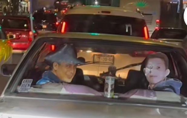 Figuras de cartón de Octavio Ocaña y Valentín Elizalde se pasean en México
