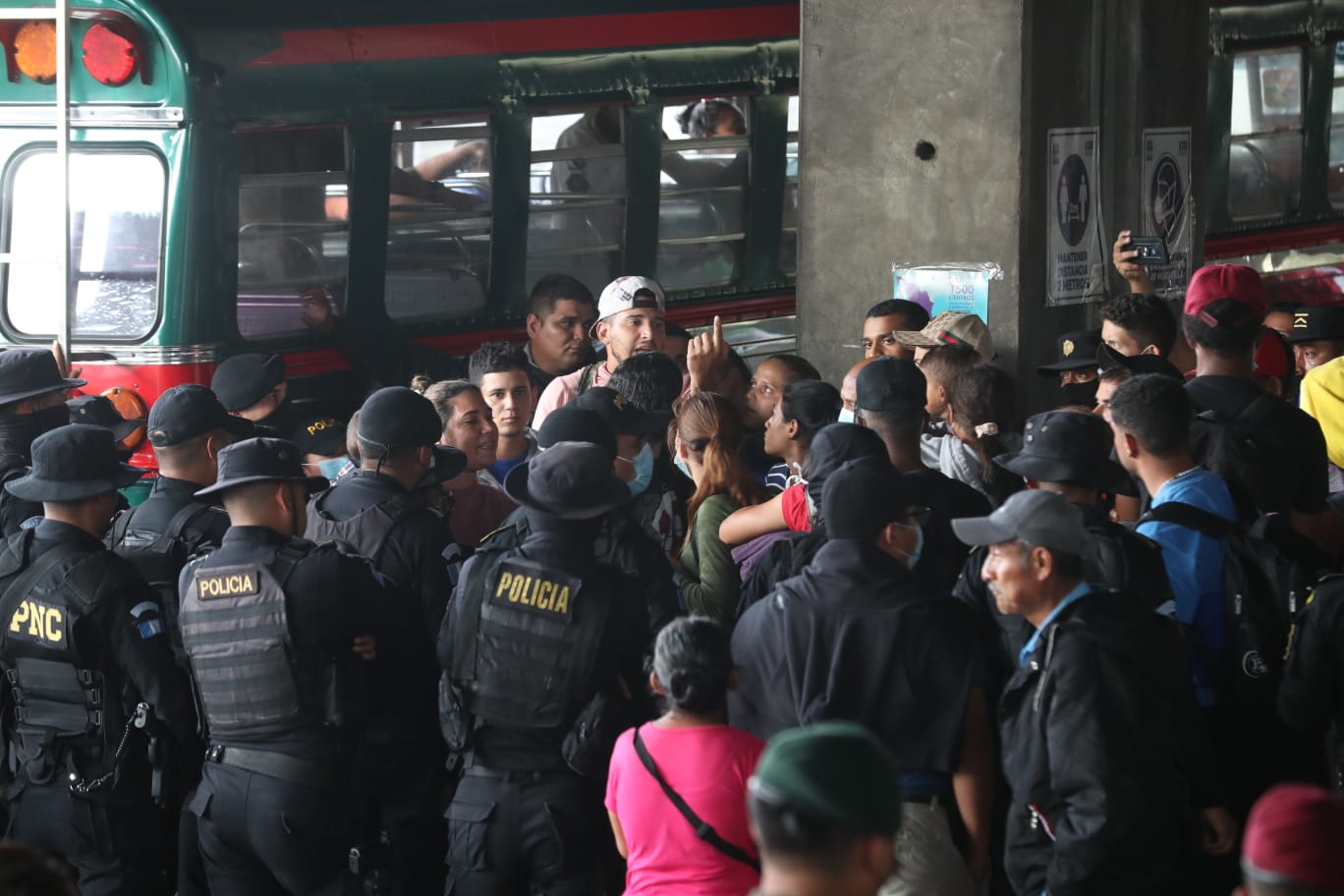 Migrantes, en su mayoría venezolanos, son retenidos por agentes de la PNC en Centrasur
