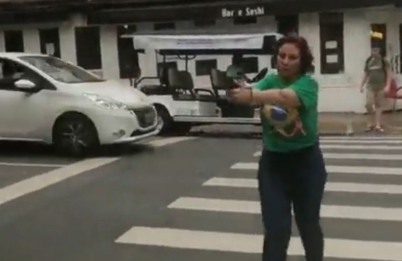 Elecciones en Brasil: Captan a diputada brasileña persiguiendo a hombre con una pistola