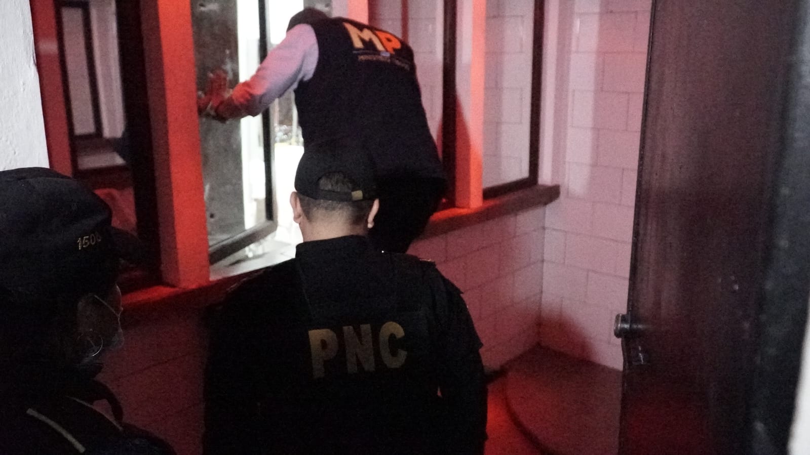 Video: Localizan pasadizos secretos detrás de espejos tras allanamiento en club “Twist” donde supuestamente explotaban sexualmente a mujeres
