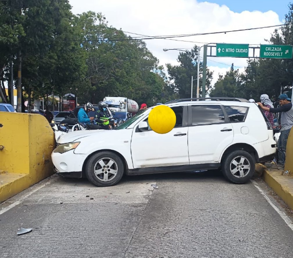 Insólito: Hombre permanece dormido dentro de auto que chocó en un viaducto mientras que el piloto fue remitido a tribunales