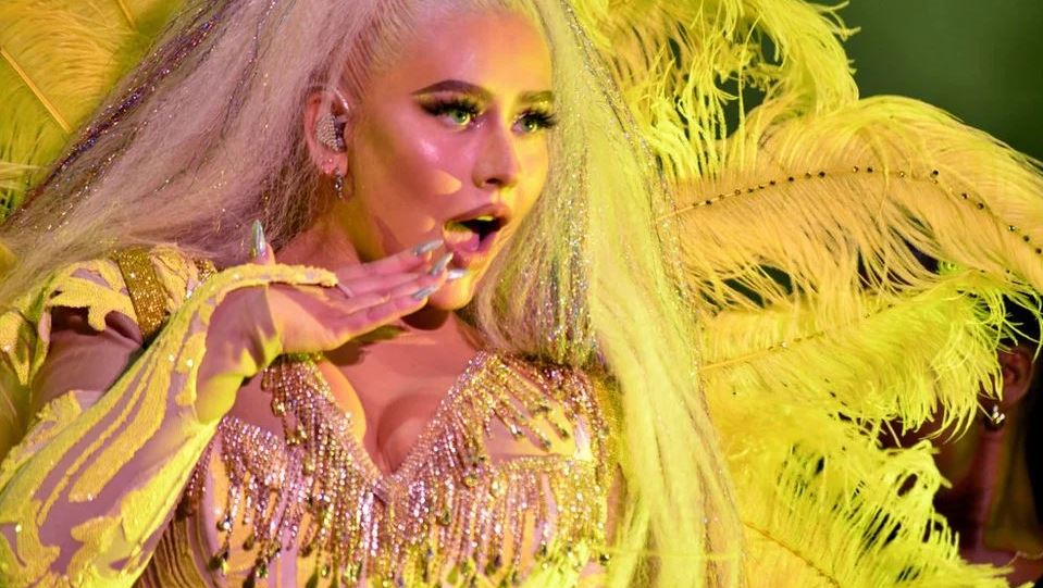 Christina Aguilera: “No es que te extrañe”, la canción en español con la que le habla a su padre ausente y vuelve a sus raíces ecuatorianas