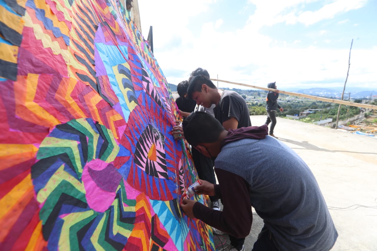 Artesanos se alistan para el 123 Festival de Barriletes Gigantes de Santiago Sacatepéquez