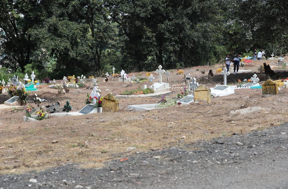 “Estamos tristes y es indignante”: el peculiar caso de dos familias que coincidieron en la misma tumba por desorden en La Verbena