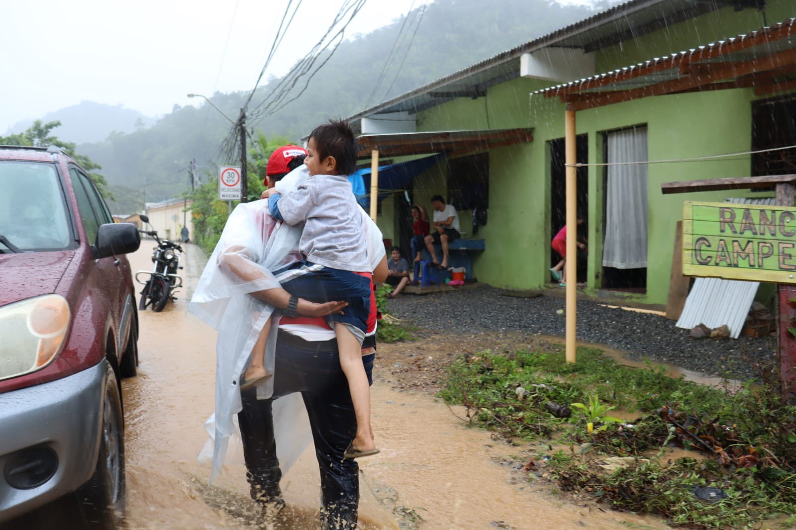 Clases suspendidas a todo nivel por tormenta tropical Julia que ya deja más de 66 mil afectados