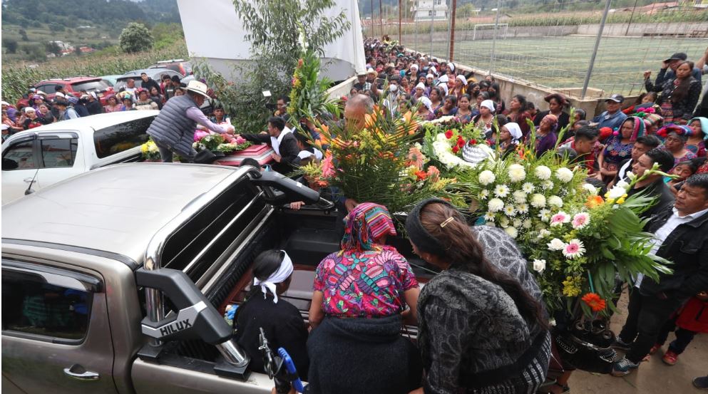 Pobladores despiden en Totonicapán a mujeres víctimas de socavón en Villa Nueva
