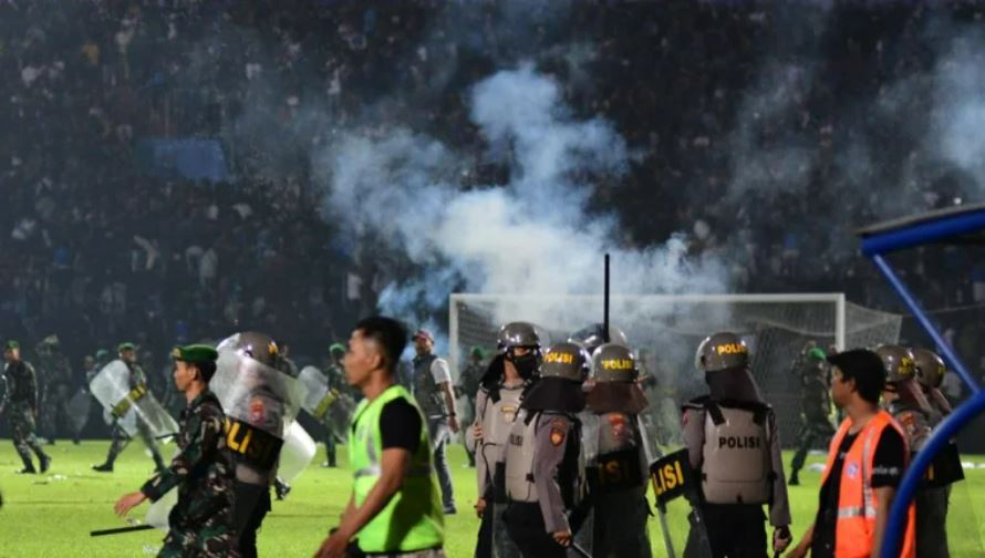 “Murieron en los brazos de los jugadores”: el relato de los testigos de la estampida que dejó 125 muertos en un estadio de Indonesia