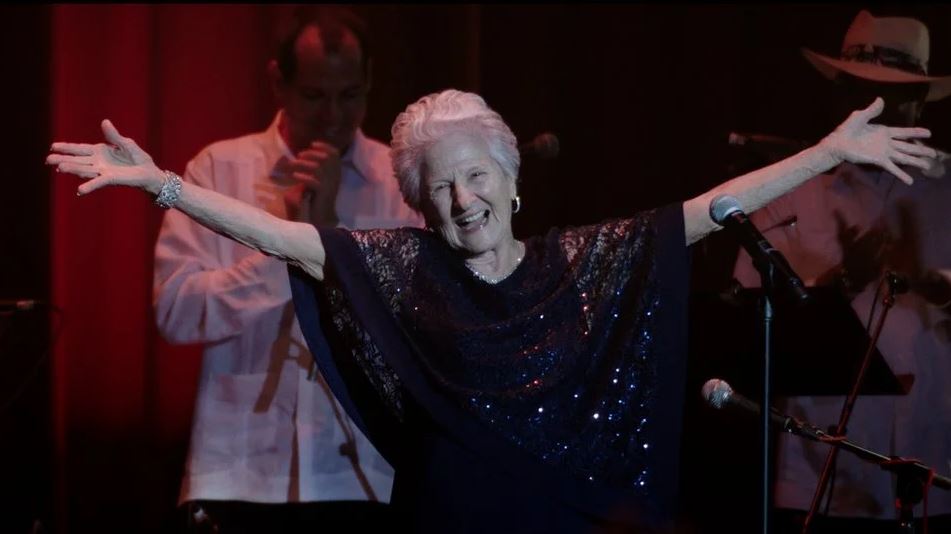 Quién es Ángela Álvarez, la abuela cubana de 95 años nominada al Grammy latino como mejor nueva artista