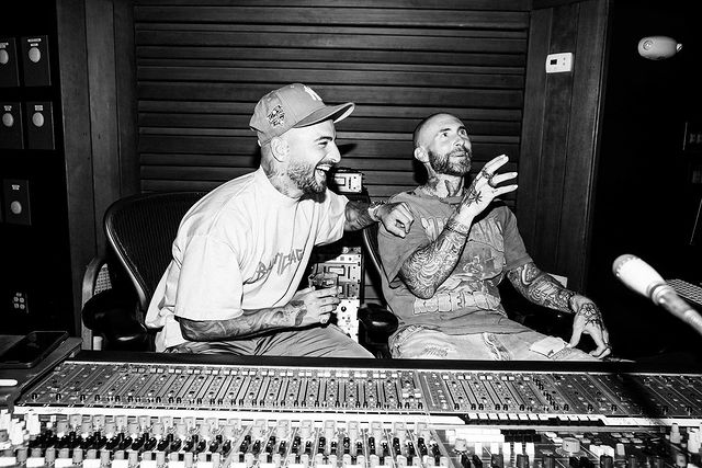 Maluma junto a Adam Levine