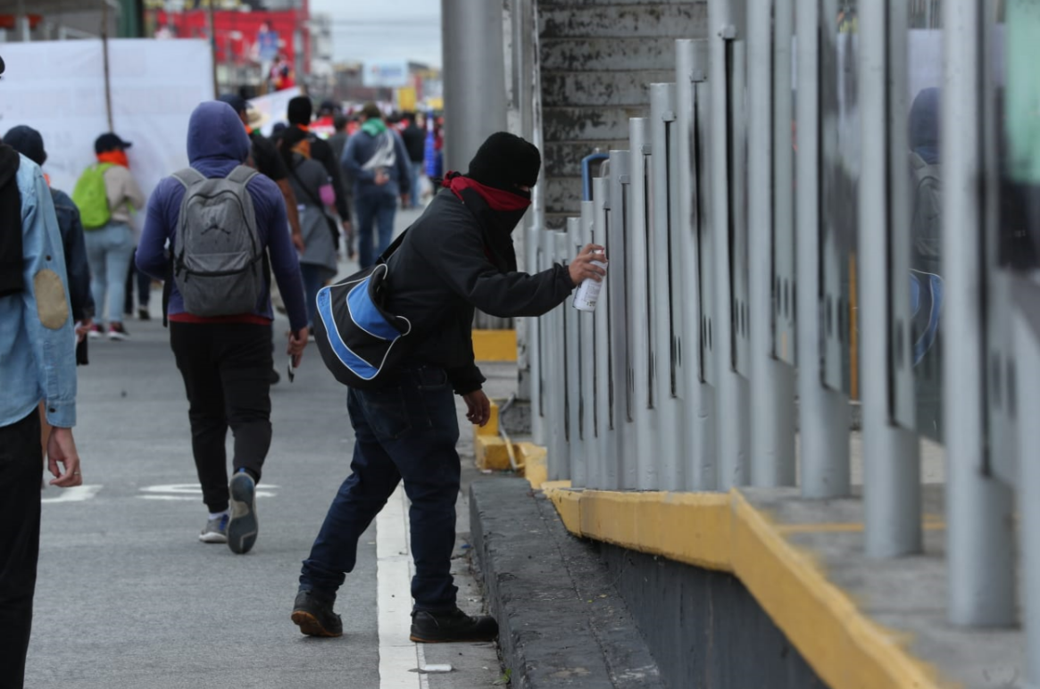 VIDEO: Manifestantes causan disturbios y queman bandera de Guatemala que estaba en el Centro Cívico