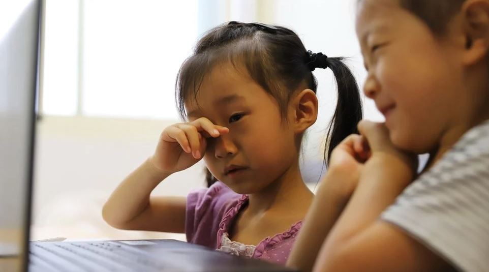 Por qué está aumentando la miopía en los niños (y cómo se puede controlar esta tendencia global)